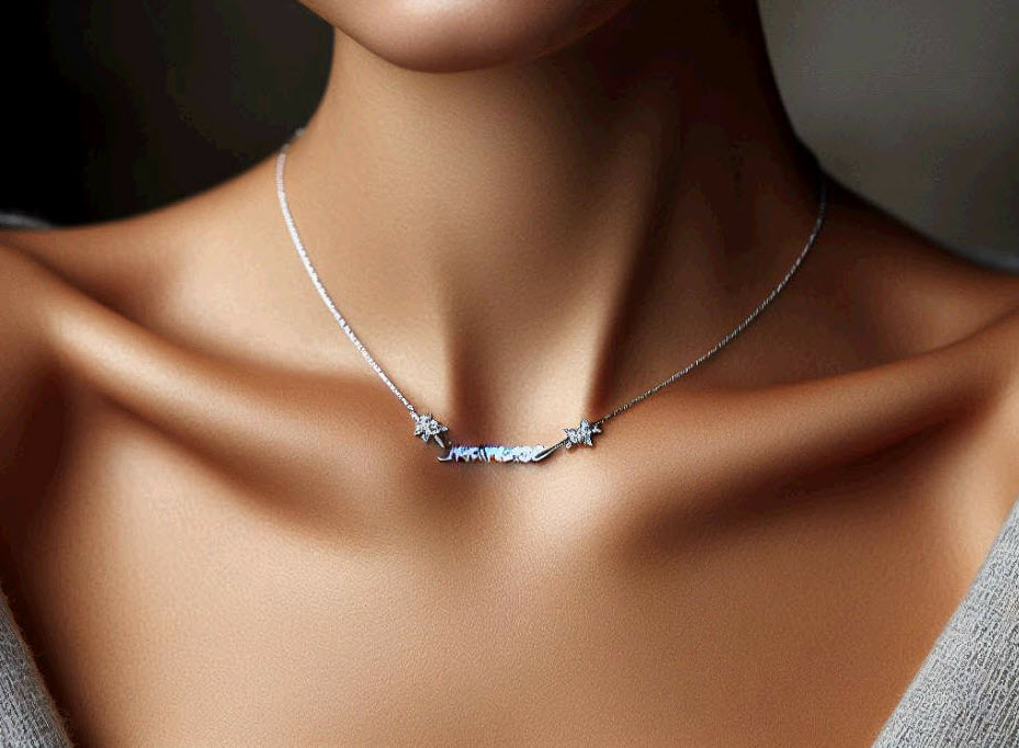 Femme portant un collier de diamants